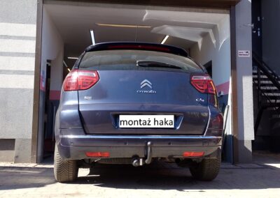 montaż haka